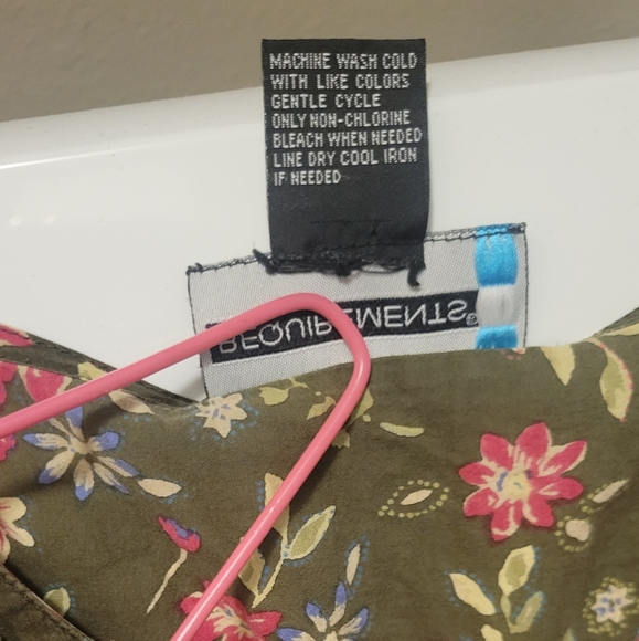 Requirements sleevless top - Picture 3 of 3